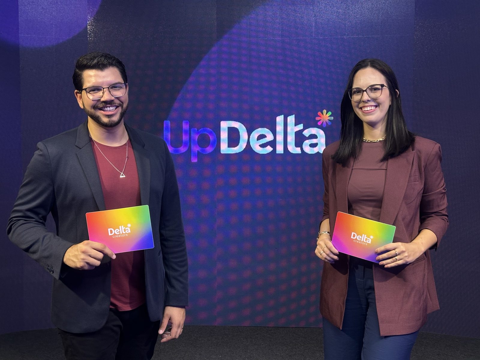 Felipe Ferreira e Amanda Rizzo apresentando o UpDelta